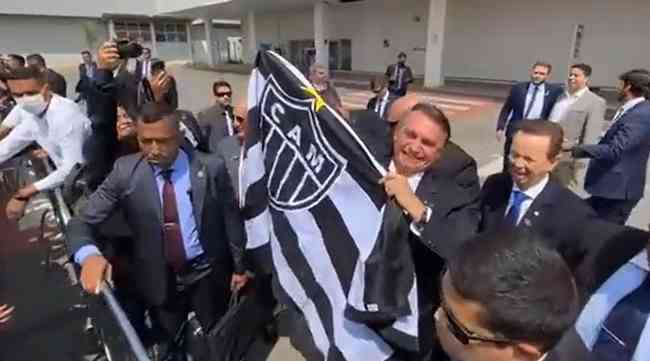 Presidente Bolsonaro posou com bandeira do Atltico em Belo Horizonte
