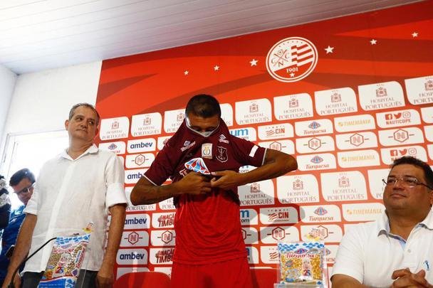 Atacante Kieza foi apresentado em sua terceira passagem no Nutico. Chegando ao clube como maior contratao alvirrubra da temporada, ele vestir a camisa 9 do Timbu.