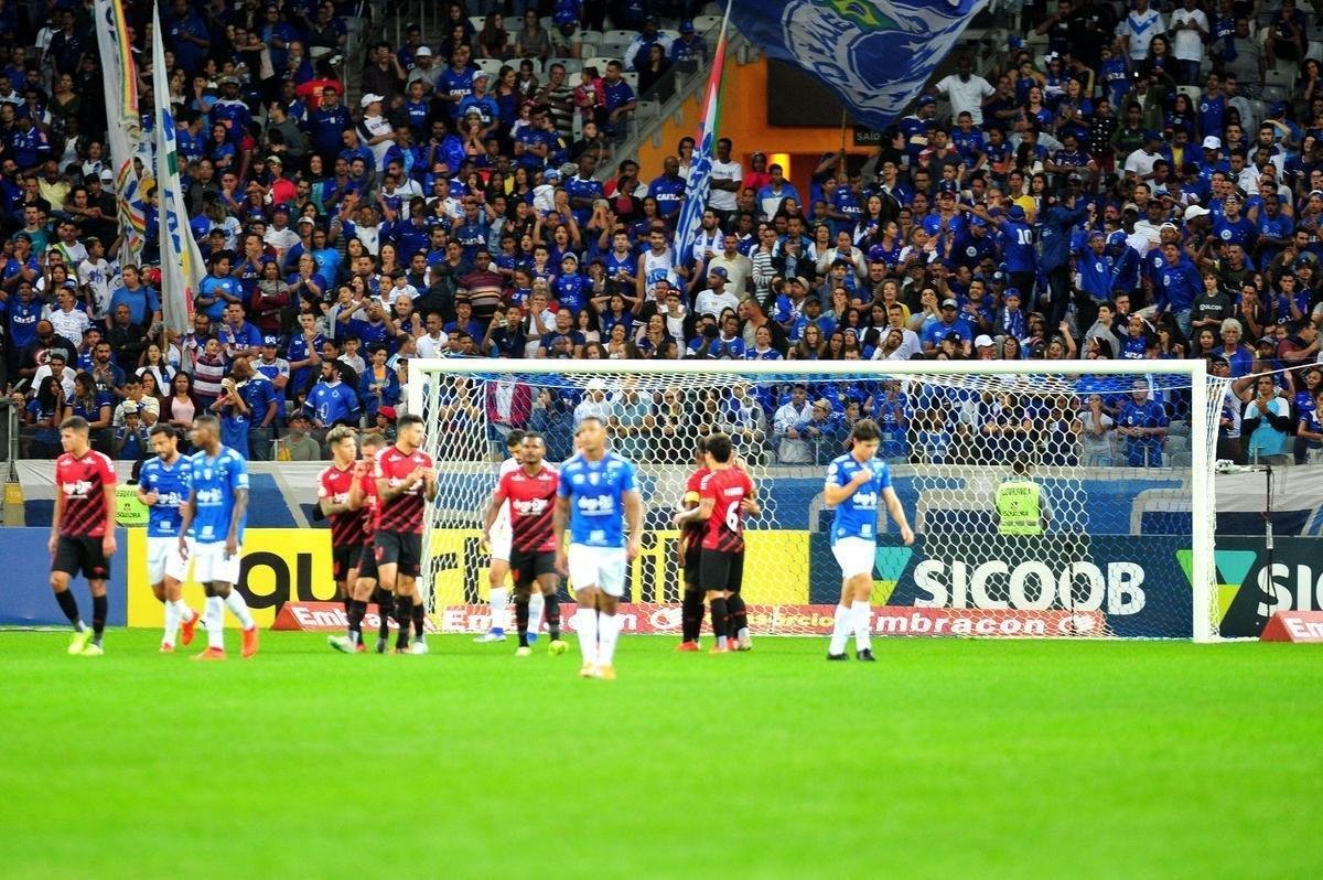 Lances do primeiro tempo de Cruzeiro x Athletico-PR, no Mineiro, pela 12 rodada do Brasileiro; time paranaense saiu na frente na etapa inicial com gol de pnalti do lateral Jonathan