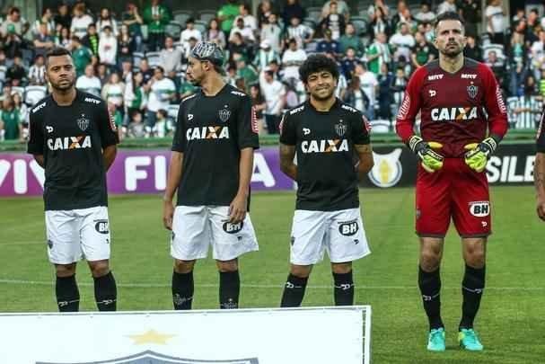 Com atuao ruim, Atltico  derrotado pelo Coritiba, por 2 a 0, no Couto Pereira, e fica mais distante do ttulo do Campeonato Brasileiro