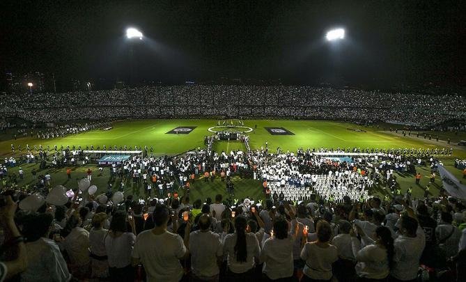 Lugar destinado a futebol e muita alegria, o Estdio Atanasio Girardot foi palco de homenagens e emoo. Com roupas brancas e flores nas mos, torcedores do Atltico Nacional fizeram viglia no local que seria, nesta quarta-feira, palco do jogo de ida da final da Copa Sul-Americana. Mas o desastre areo que matou grande parte da delegao da Chapecoense, convidados e jornalistas brasileiros impediu a realizao da festa. No lugar da bola rolando, tristeza e solidariedade. E milhes de entusiastas do esporte espalhados por todo o planeta dispostos a desejar fora  Chape. As imagens acima mostram que tudo isso  muito mais que futebol. O Nacional, atual campeo da Copa Libertadores, mostra todo o seu apoio ao clube catarinense, agora em busca de reconstruo para tocar seu caminho (CRDITO: AFP / STR / RAUL ARBOLEDA).