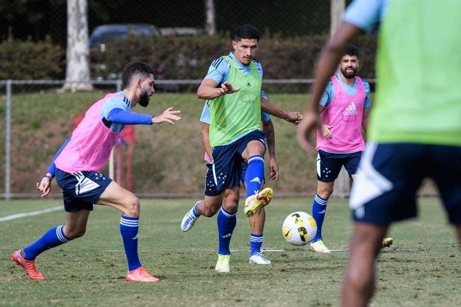 Fotos do treino do Cruzeiro neste domingo, na Toca da Raposa II. As novidades foram as presenas do atacante Rafa Silva, recuperado de incmodo no p direito, e dos recm-contratados Luis Felipe (zagueiro, ex-PSV da Holanda) e Bruno Rodrigues (atacante, ex-Famalico de Portugal)