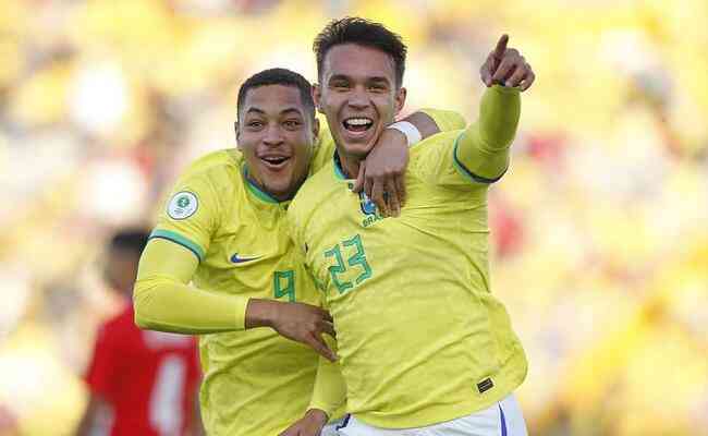 Vitor Roque e Giovane comemoram o primeiro gol do Brasil na vitria sobre o Paraguai