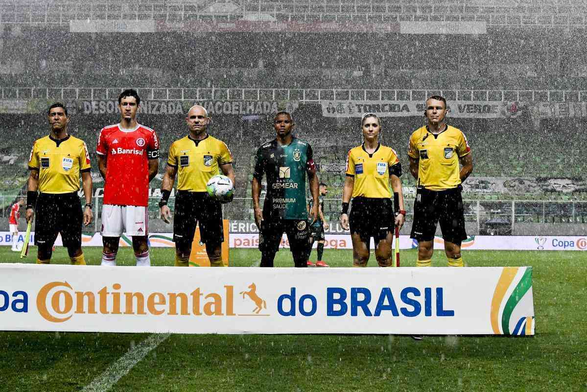 Fotos do jogo entre América e Internacional, no Independência, em Belo Horizonte, pelas quartas de final da Copa do Brasil