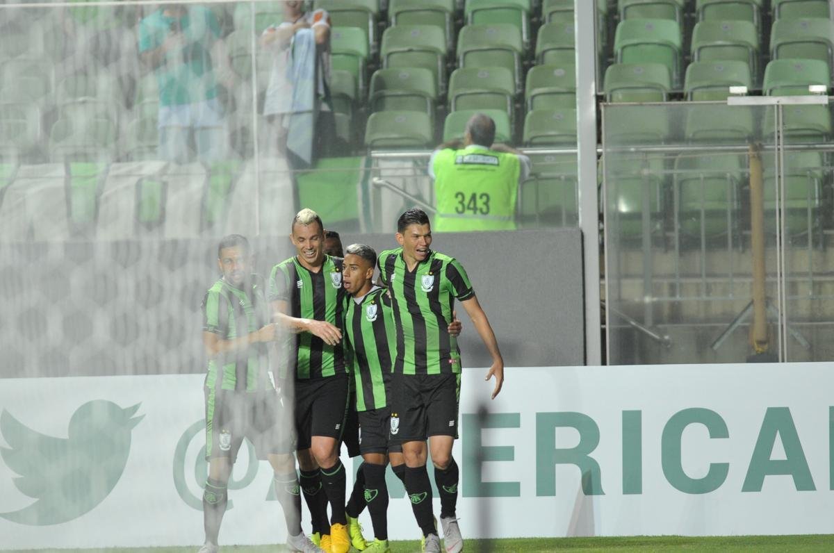 Veja fotos do jogo entre Amrica e Villa Nova