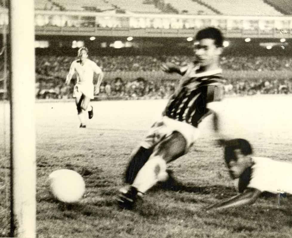 No jogo de volta da semifinal, no Maracan�, Cruzeiro voltou a derrotar o Fluminense, dessa vez por 3 a 1, com gols de Evaldo (2) e Dalmar