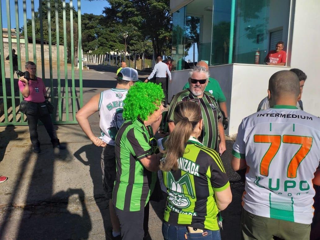 Torcedores americanos fizeram protesto e abordaram os jogadores na porta do CT Lanna Drumond