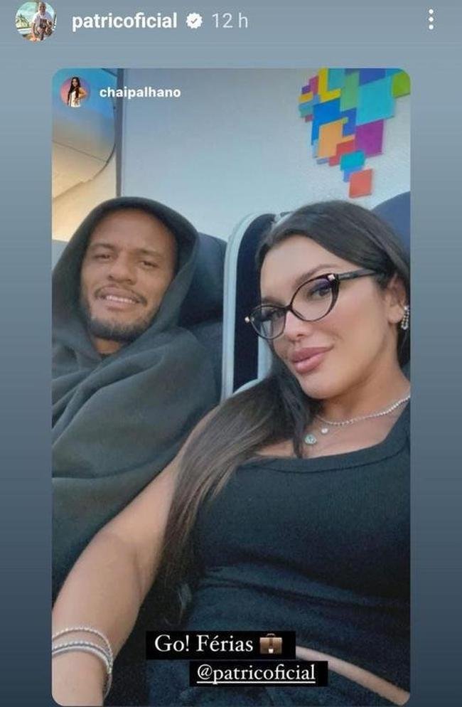 Patric viaja junto com a esposa