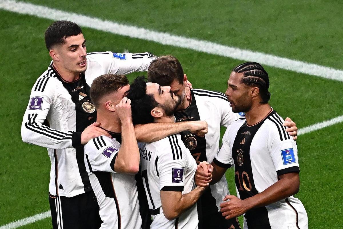 17 - Alemanha - 4 pontos, um gol de saldo e seis gols marcados