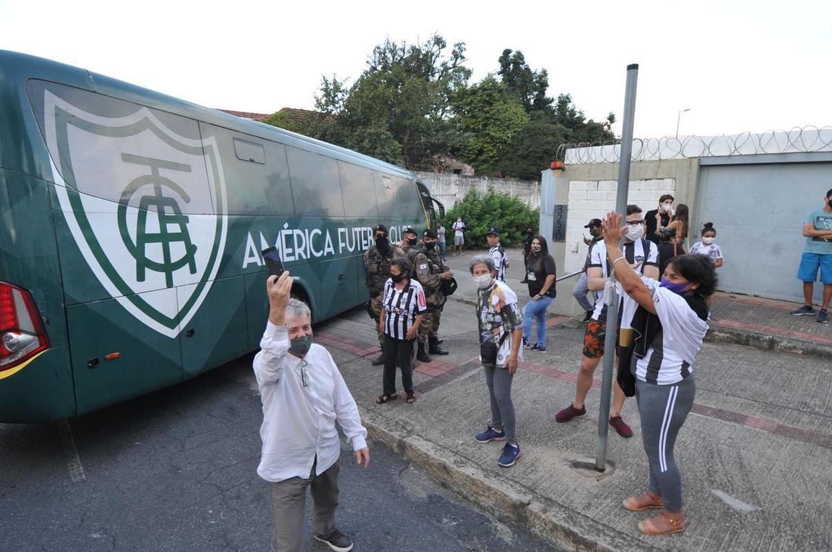Chegadas de Amrica e Atltico ao Independncia para o jogo de ida da final do Campeonato Mineiro. Delegaes foram recebidas por alguns torcedores no Horto, em BH (Juarez Rodrigues/EM/D. A Press)