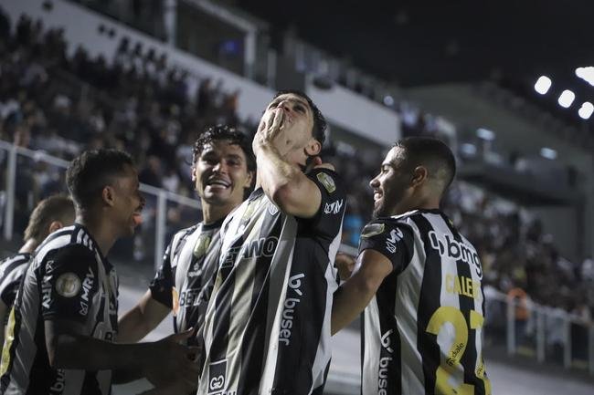 Fotos do jogo entre Santos e Atltico na Vila Belmiro, em Santos, pela 30 rodada do Campeonato Brasileiro
