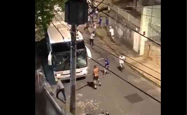 Vídeos que mostram ataque a ônibus de torcedores do Grêmio viralizaram 