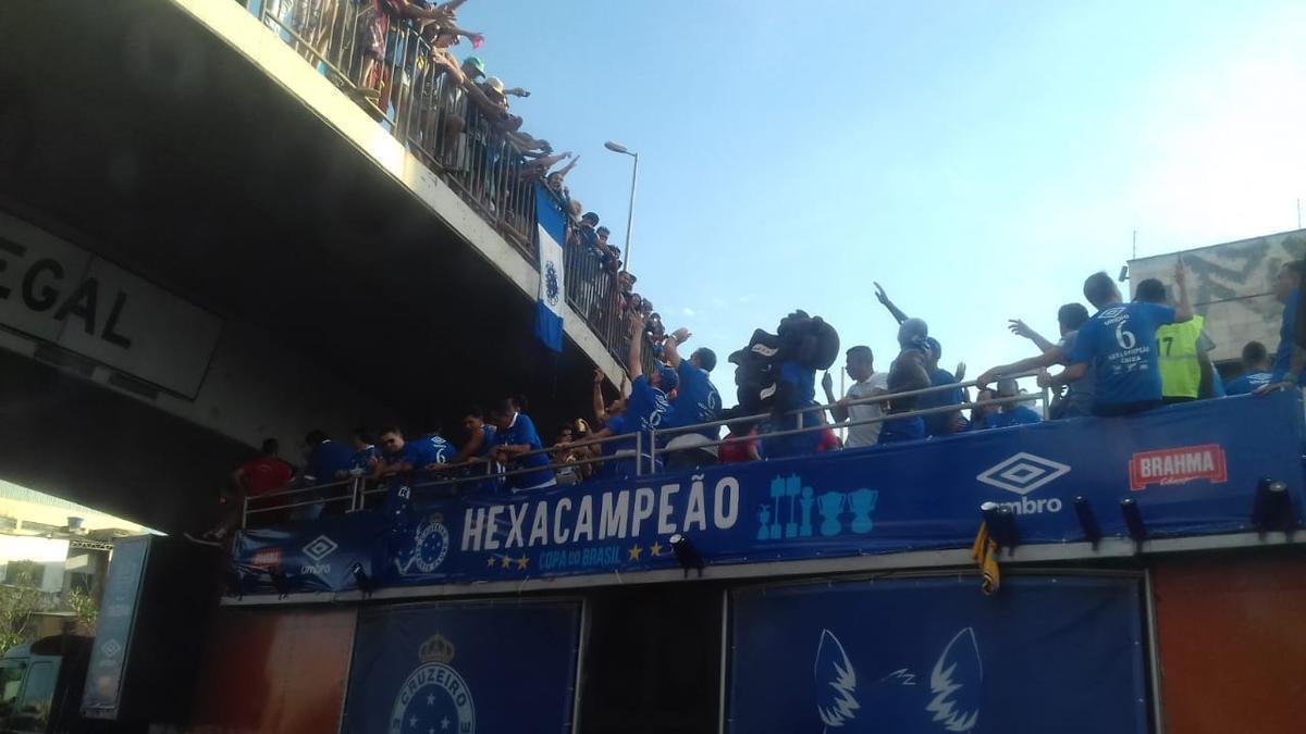 Antes de chegada  Praa Sete, caminho do Corpo de Bombeiros com jogadores do Cruzeiro passou pela Avenida Antnio Carlos, em Belo Horizonte