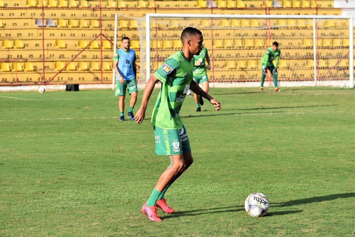 Amrica treinou nesta quinta-feira no Estdio Municipal Jos Liberatti, em Osasco, e concluiu a preparao para enfrentar o lanterna Oeste pela 24 rodada da Srie B. O duelo ser nesta sexta, s 19h15, em Barueri, na Grande So Paulo.