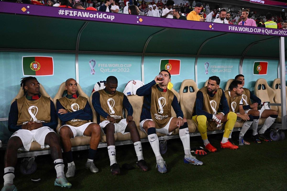 Cristiano Ronaldo comeou novamente no banco de reservas no duelo de Portugal contra Marrocos pelas quartas de final da Copa do Mundo. Batalho de fotgrafos registrou astro na condio de suplente