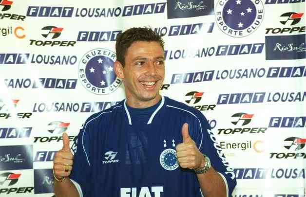 Alex Alves (2003) - foi contratado  Portuguesa em 26 de julho de 2003, por R$ 720 mil, para ser alternativa aps a venda de Deivid ao Bordeaux, da Frana.  poca, era o artilheiro da Srie B, com 14 gols em 28 jogos. Em 12 partidas pelo Cruzeiro, o atacante marcou um gol - na vitria por 2 a 0 sobre o Flamengo, dia 8 de outubro, no Mineiro, pelo Campeonato Brasileiro.
