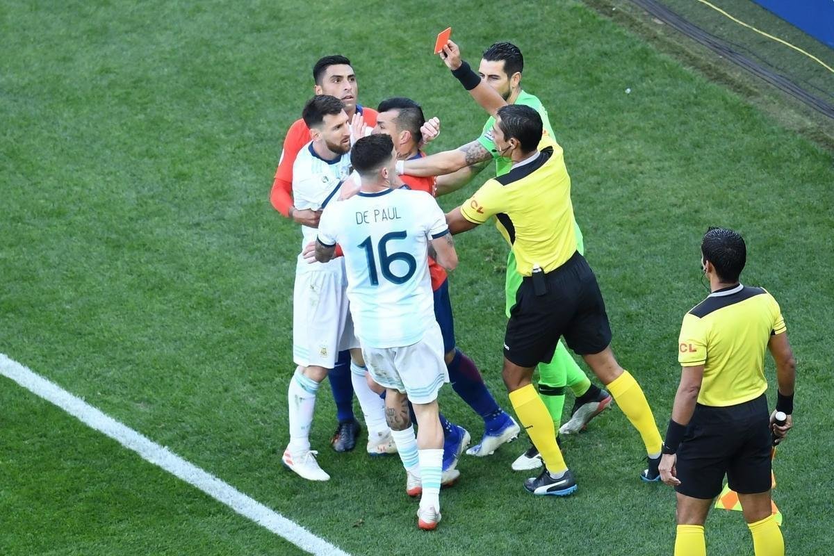 Medel deu peitadas em Messi durante primeiro tempo de Argentina e Chile, e ambos foram expulsos pelo rbitro paraguaio Mario Daz de Vivar. Torcida na Arena Corinthians vaiou a deciso do juiz.