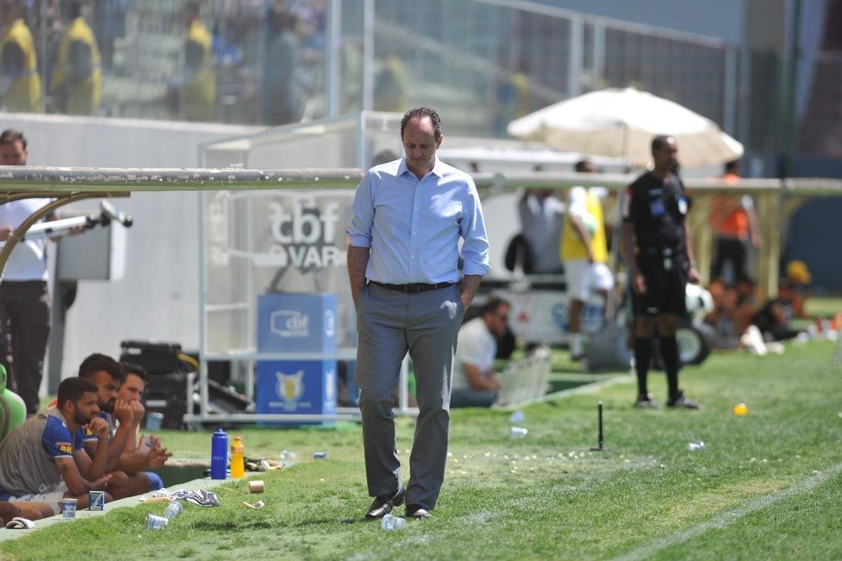 Jogadores do Cruzeiro e tcnico Rogrio Ceni deixaram campo do Independncia muito abatidos depois de derrota por 4 a 1 para o Grmio, pela 18 rodada do Campeonato Brasileiro. Torcida xingou diretoria, em especial o vice-presidente de futebol, Itair Machado