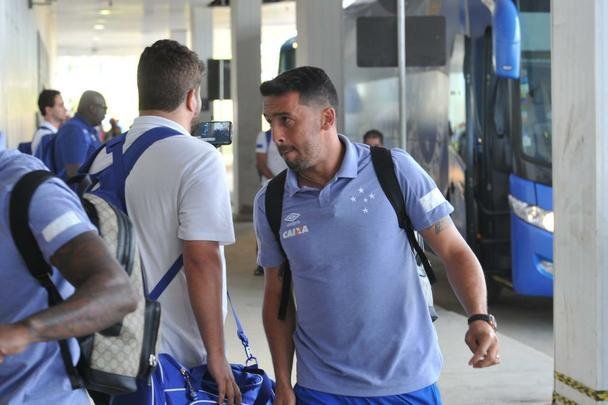 Jogadores do Cruzeiro embarcaram no Aeroporto de Confins, na tarde desta tera-feira, para duelo decisivo contra o Corinthians, em So Paulo, pela final da Copa do Brasil