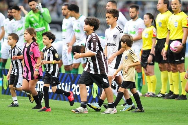 Mascotinhos do Atltico no jogo contra o Juventude, no Mineiro, pelo Campeonato Brasileiro de 2022