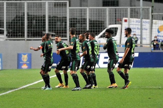 Felipe Azevedo abriu o placar para o Amrica sobre o Grmio: 1 a 0