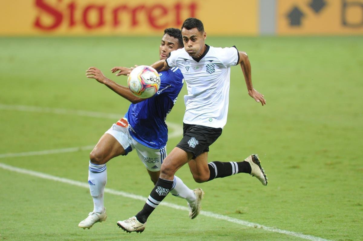Jogo entre Cruzeiro e Figueirense, no Mineiro, em Belo Horizonte, pela 22 rodada da Srie B do Campeonato Brasileiro