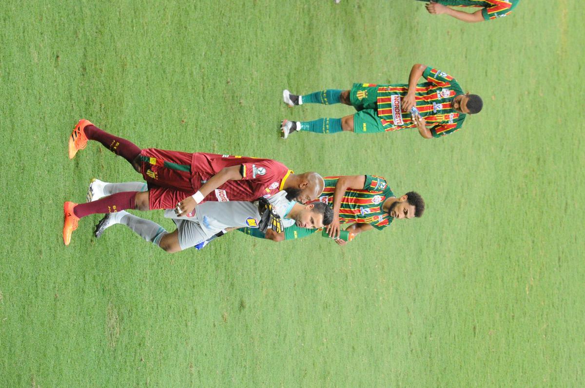 Jogadores do Cruzeiro deixam campo cabisbaixos aps derrota para o Sampaio Corra por 2 a 1