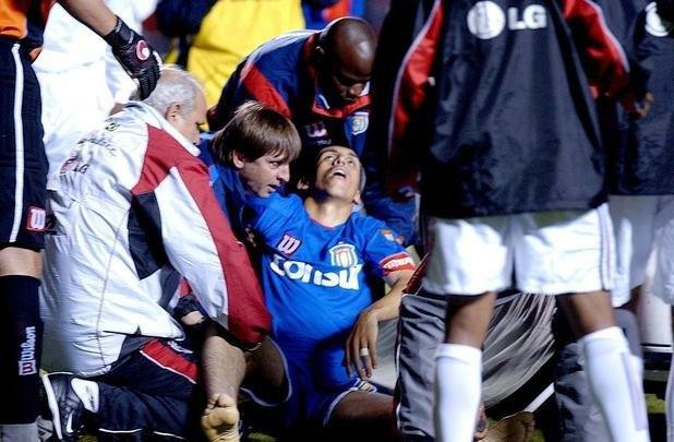 Serginho: o zagueiro do So Caetano teve um mal sbito e caiu em campo em partida contra o So Paulo, em 2004. Socorrido no gramado, ele morreu uma hora depois no hospital. A causa da morte foi uma hipertrofia miocrdica.
