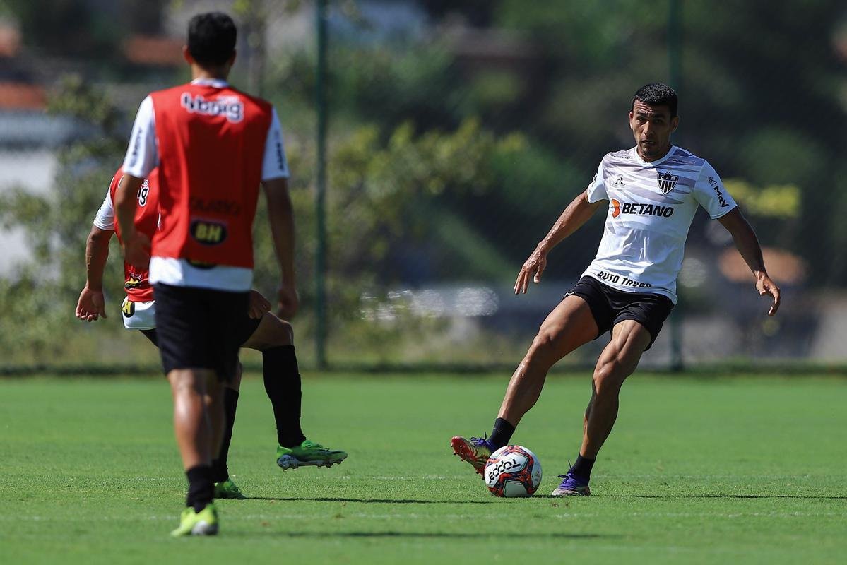 Fotos do coletivo entre profissionais e sub-20 do Atltico