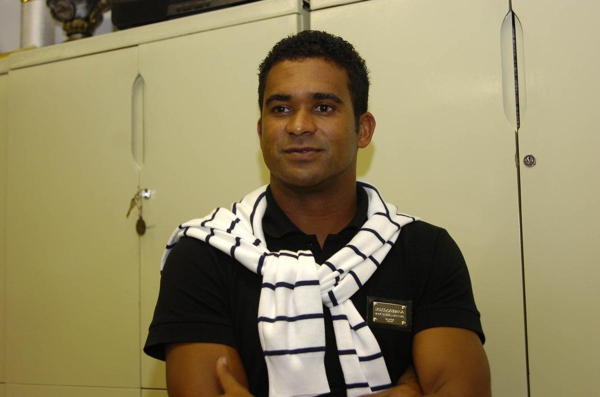 Serginho foi lateral-esquerdo do Cruzeiro nos anos de 1995 e 1996, quando foi envolvido, ao lado de Belletti, em uma troca com o So Paulo. Canhoto e extremamente habilidoso, o lateral fez carreira ainda no Milan, entre 1999 e 2008.