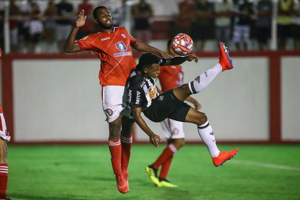 Veja imagens do jogo entre Tombense e Atltico