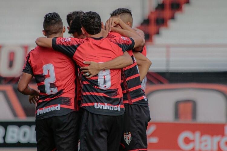 Atltico Goianiense - eliminou o Joinville ao vencer por 2 a 0 fora de casa