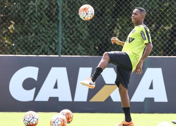 Confira imagens da chegada e da apresentao de Robinho no Atltico