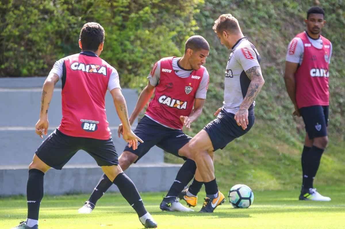 No treinamento desta sexta-feira, Rogrio Micale comandou uma atividade em campo reduzido de ataque contra defesa