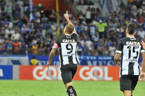 Veja imagens de Cruzeiro x Figueirense, que fizeram jogo movimentado no Mineiro