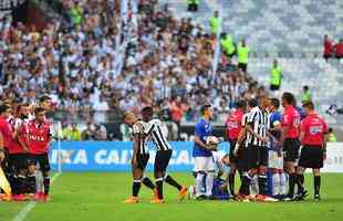 Lances do primeiro tempo do clssico entre Cruzeiro e Atltico, no Mineiro