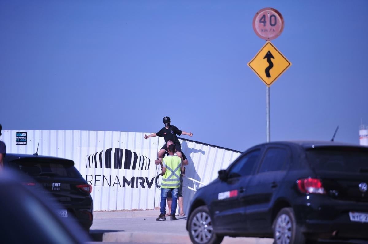 Novas fotos da construo da Arena MRV, estdio do Atltico, no bairro Califrnia, em Belo Horizonte. Nos arredores, curiosos fazem o que podem para ver o andamento das obras. (Alexandre Guzanshe/EM/D.A Press)