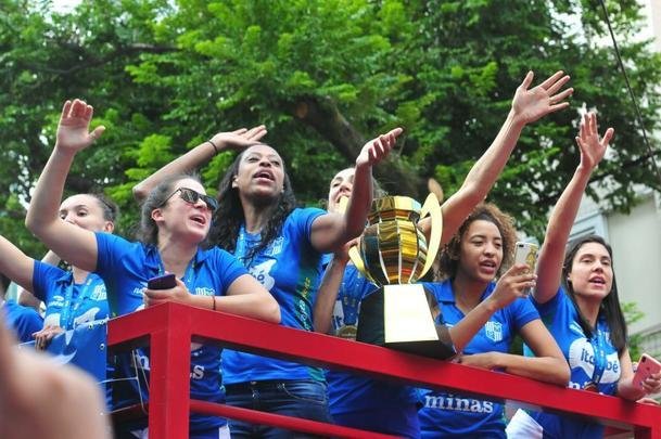 Chegada das campeãs da Superliga Feminina à sede do Minas, em Belo Horizonte. Em seguida, eles foram recepcionadas pelo presidente, por diretores e patrocinadores. Houve até brinde com champanhe