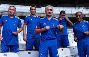 Cruzeiro lanou oficialmente sua nova camisa do ano do centenrio nesta quinta-feira com a presena de grandes dolos