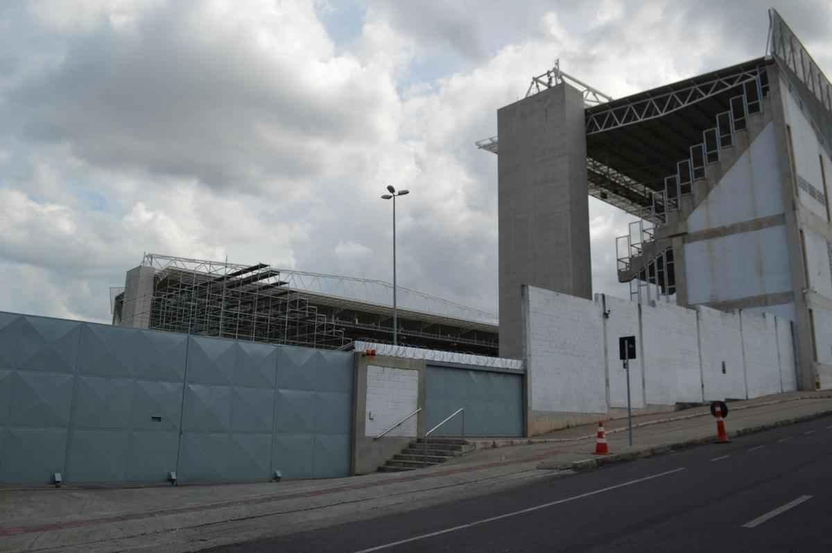 Bem mais alta, arquibancada mvel do Independncia j  visualizada desde a Rua Pitangui