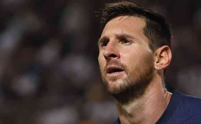 Torcedores do Barcelona contestam transferncia de Messi ao PSG na UE