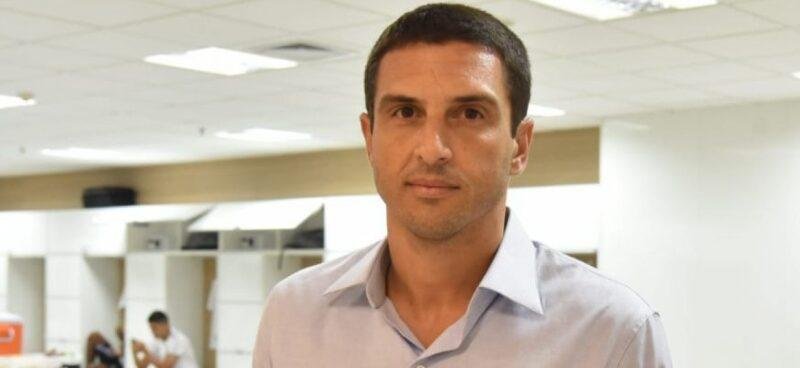 O gerente de futebol Gabriel Andreata, de 40 anos, brao direito de Jorge Sampaoli, recebeu o diagnstico positivo de COVID-19 em 16 de novembro de 2020, mesmo dia em que realizou os exames na Cidade do Galo.