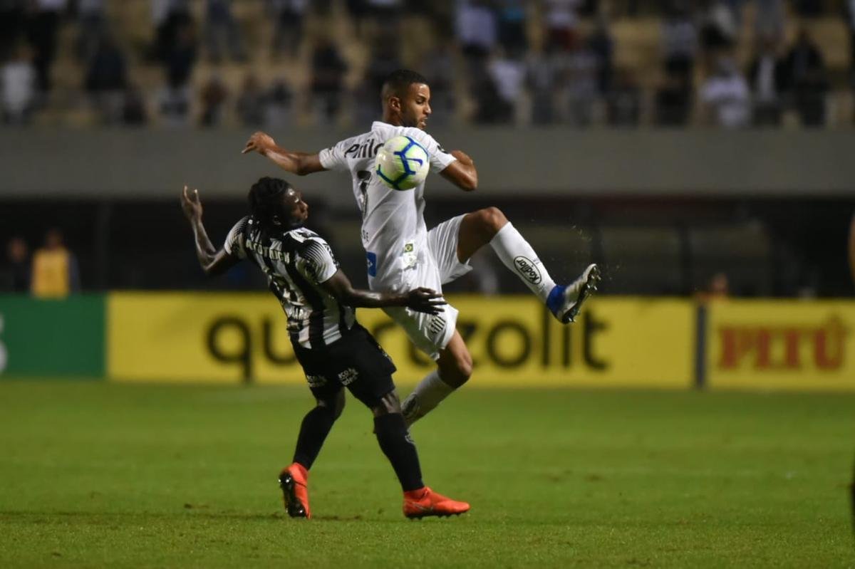 Atlético derrotou Santos por 2 a 1, de virada, com gols de Chará, e avançou às quartas de final da Copa do Brasil