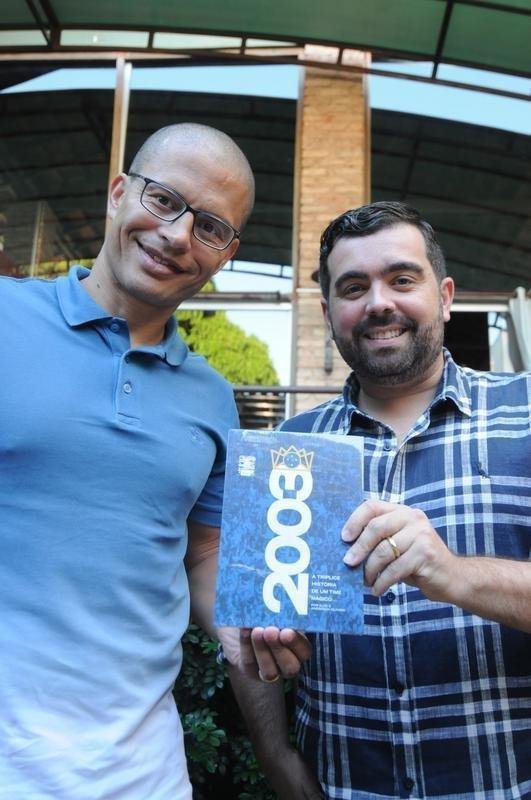 'Quem viveu 2003, ter boas recordaes. Quem no viveu e apenas ouviu as histrias, ter mais uma situao para ler e entender um pouquinho o que houve'. Com essas palavras, Alex convocou os torcedores do Cruzeiro a prestigiarem a obra '2003, a Trplice Histria de um Time Mgico', que conta a histria do elenco que encantou o pas e deu show em trs competies: Campeonato Mineiro, Copa do Brasil e Campeonato Brasileiro. Comercializado por R$ 39,90, o livro de 138 pginas, escrito pelo ex-camisa 10 em parceria com o jornalista Anderson Olivieri, foi lanado na noite desta segunda-feira, na Pizzaria Villa Floriano, Bairro de Santa Efignia, na Regio Leste de Belo Horizonte. Entre vrias personalidades que prestigiaram o evento esto o zagueiro Leo, os ex-jogadores Ricardinho, Augusto Recife, Sandro, Leandro e Ruy e o preparador fsico Antnio Mello.