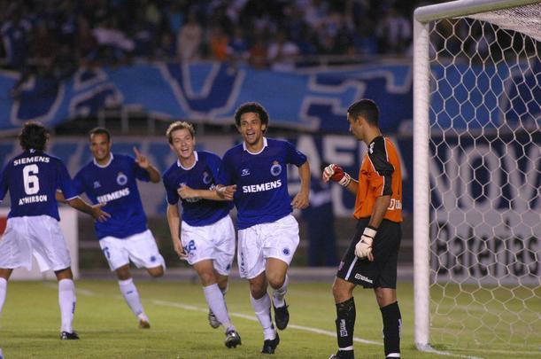 Fred em ação pelo Cruzeiro entre 2004 e 2005
