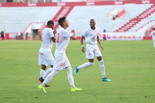 Aps um 2 a 2 no tempo normal, Tlio defendeu o pnalti de Carlo e ajudou o Sport a vencer a disputa na marca da cal por 5 a 4
