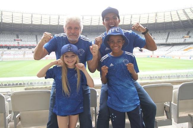 Alice Reis com o av Carlos Reis e Gabriel Henry ao lado do pai Edimar: crianas viraram figuras marcantes nas arquibancadas do Mineiro na campanha do ttulo da Srie B
