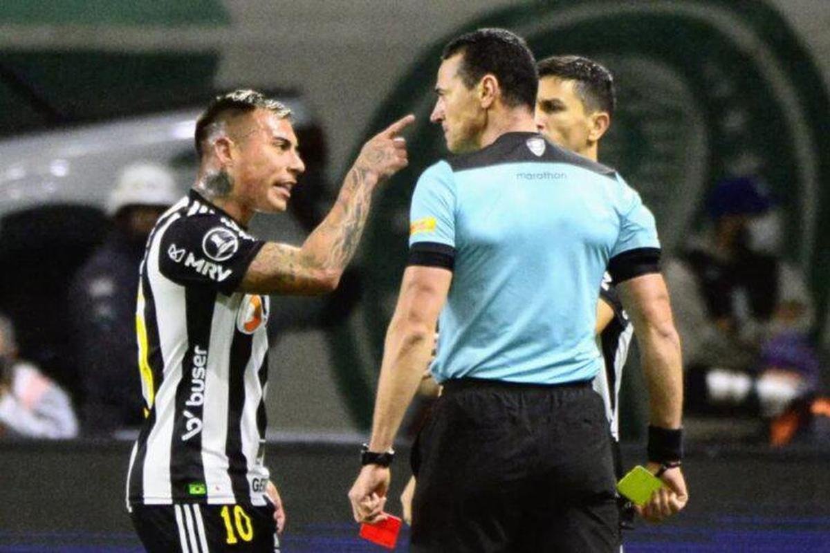 O atacante chileno foi apontado como grande vilo na eliminao do Atltico. O atacante entrou em campo na reta final da partida e acabou expulso por reclamao. Ele era um dos batedores de pnalti da equipe. A diretoria puniu o camisa 10 e o afastou de alguns jogos. Ele revelou que entrou em depresso, mas deu a volta por cima e foi o destaque da equipe na reta final da temporada.