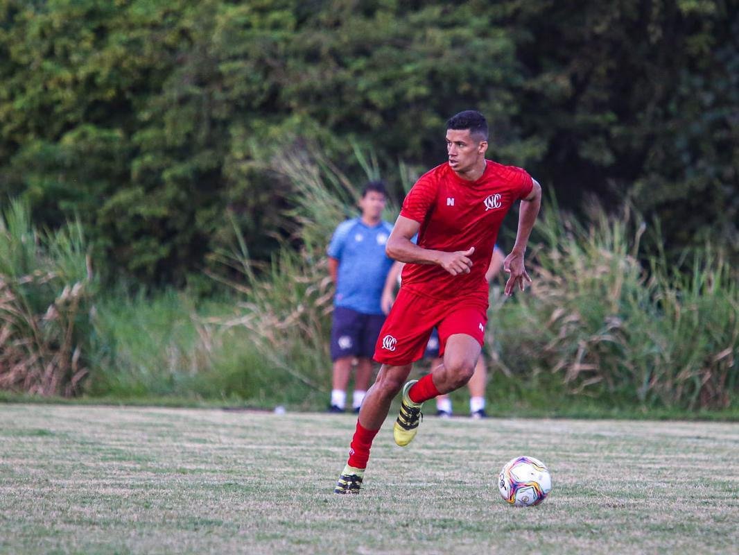 Contratado para substituir Gilmar Dal Pozzo, Gilson Kleina comandou o ltimo treino do Nutico antes da partida contra o Vitria, em Salvador. 
