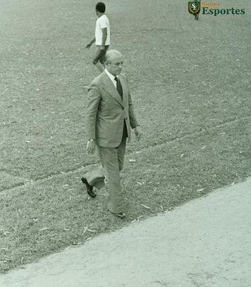 Apresentação do técnico Zezé Moreira, em 1975; no ano seguinte, o clube seria campeão da Copa Libertadores sob o comando dele